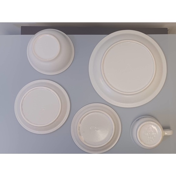 Pfaltzgraff Yorktowne Stoneware Dinner Set - Picture 5 of 8